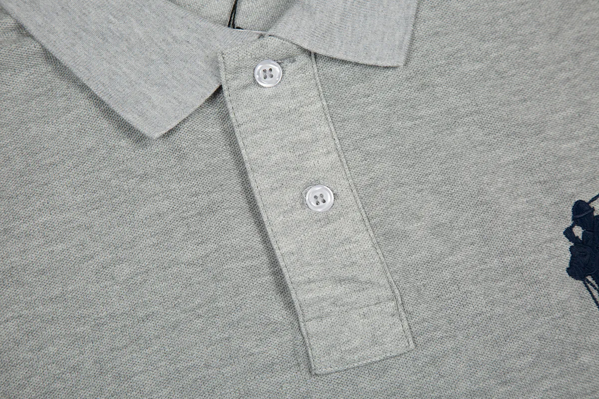 P200 White background picture [Evergreen all year round] Style number: 25101# (on sale all year round) Color: black white label/black red label/navy blue white label/navy blue red label/white/pink/grey Size: S to Pearlescent buttons on white background ✅ - The placket chiffon film is professionally processed ✅ -Ralph Lauren's classic Malaysian logo Polo｜Unlock the British retro sports style. Use 220g heavy double-sided piqué cotton to create a tall silhouette. The iconic Malaysian embroidery logo interprets American origin. The solid color system can easily control formal and casual scenes.